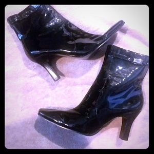 Shiny black booties